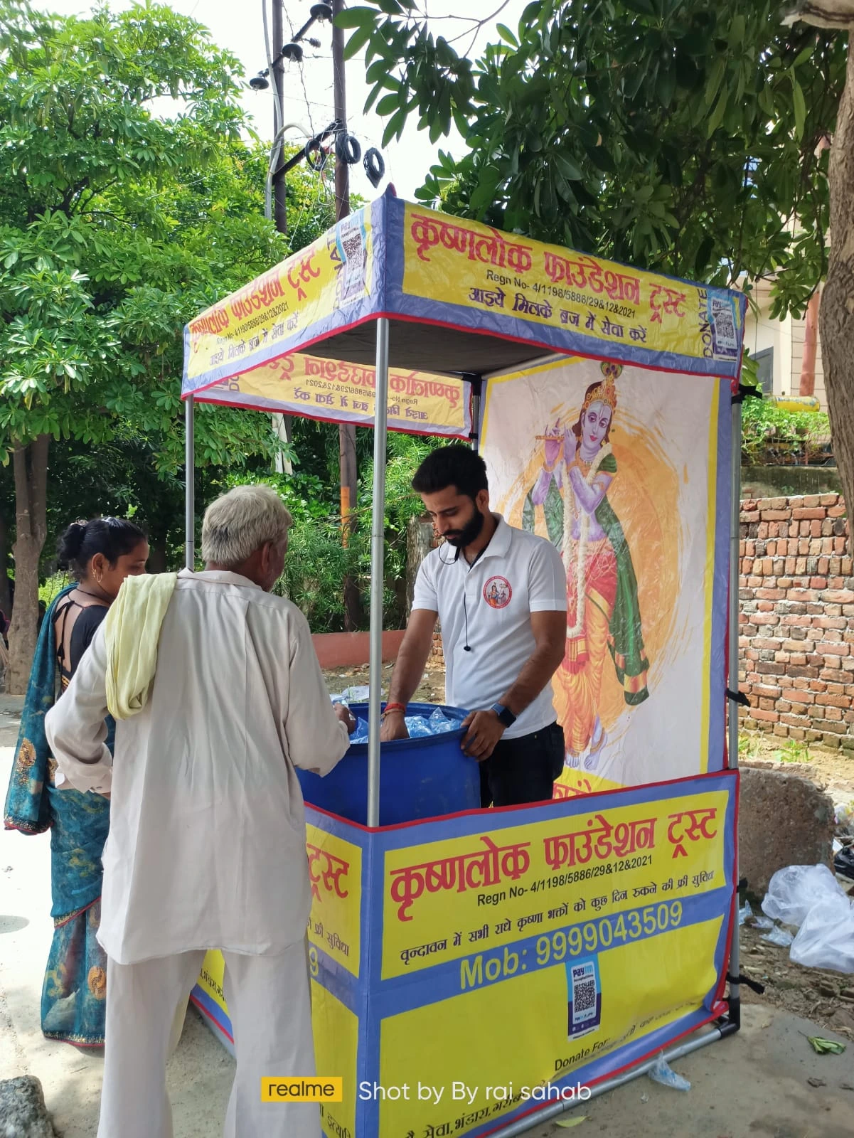 Annadaan Seva - distributing food to the needy